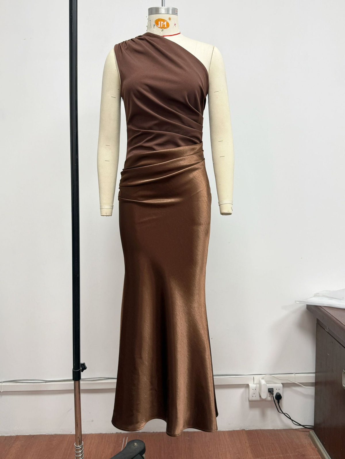 Vestido Longo Cetim Decote Diagonal Sem Mangas